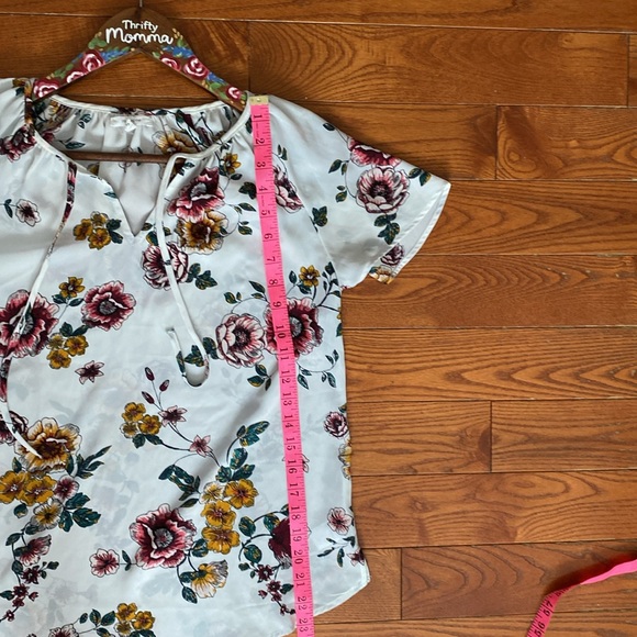 Maurices small women’s short sleeve blouse/top white/grey/floral. - Picture 12 of 13